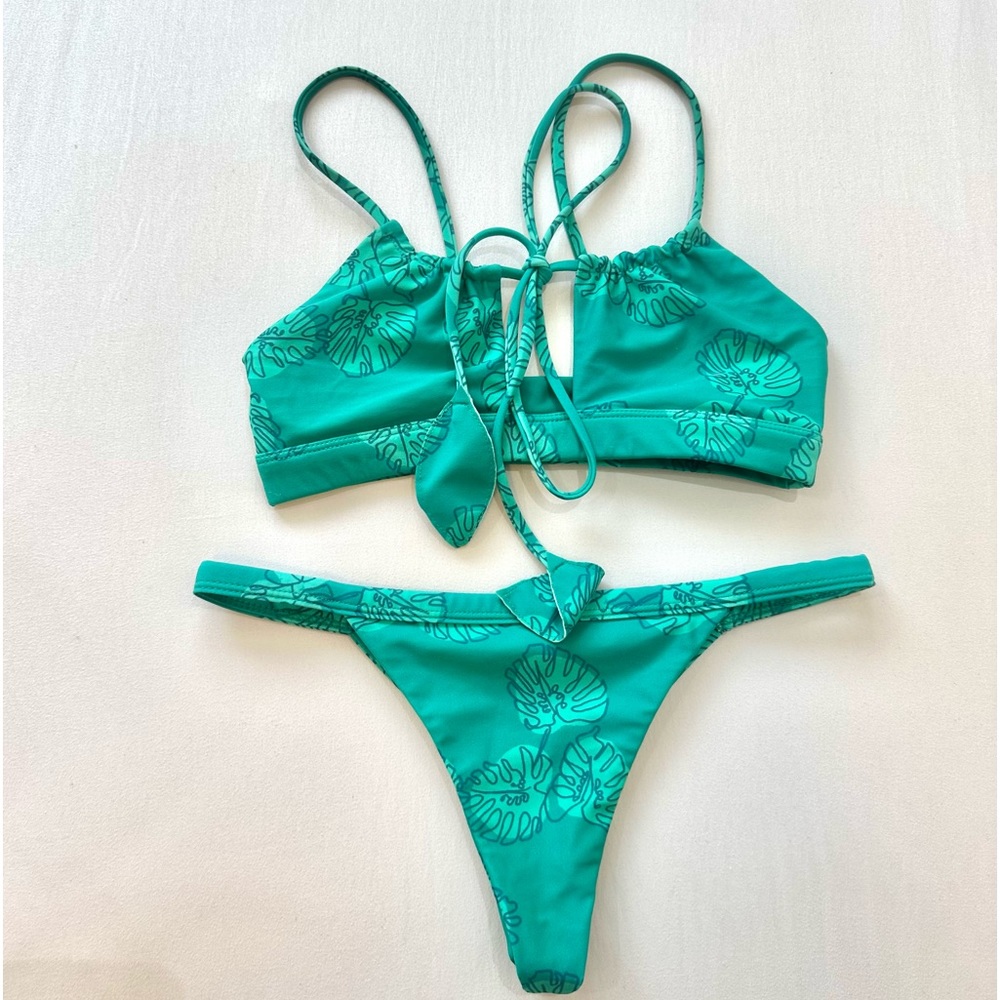 benoa monstera ari top